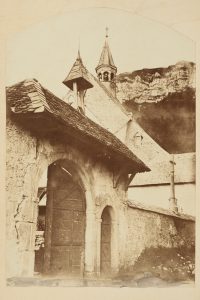 F.T., Crémieu, porche en contre plongée,  s.d. vers 1874-1888.  Épreuve sur  papier albuminé,  40x30 cm.  Coll. part.