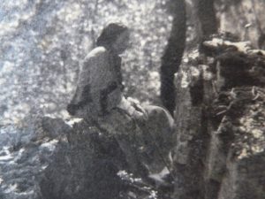 FAR, photographie (13.3 x 18) Antoinette Ravier assise sur un rocher